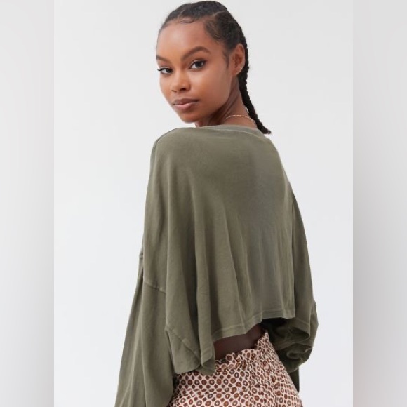 Under Ella Long Sleeved Cropped Tee in Army Green by Urban Outfitters - Picture 2 of 7